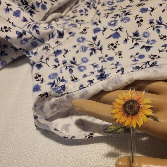 Basic Editions, Not Worn, Women's White with a Blue Floral Desin Skort, Size 14 - Picture 4 of 8